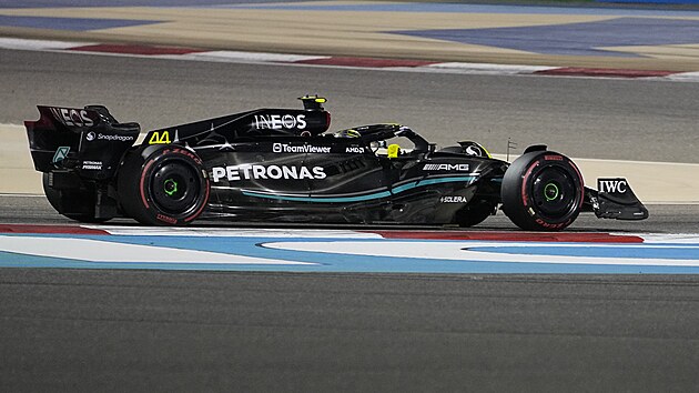 Pilot Mercedesu Lewis Hamilton b
