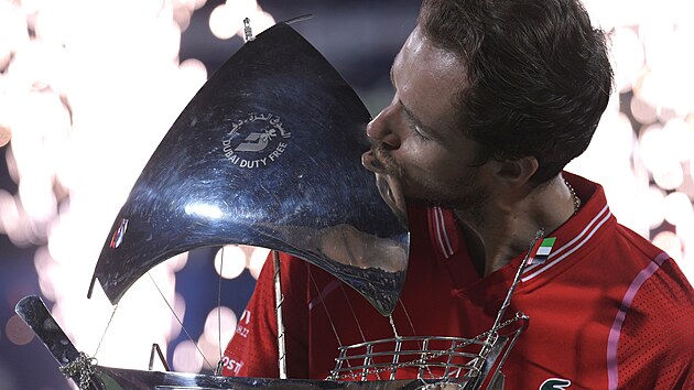 Daniil Medvedv s trofej pro vtze turnaje ATP v Dubaji.