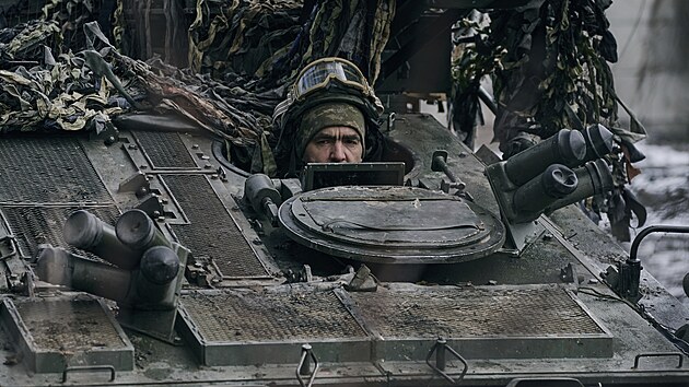 Ukrajinsk vojk se dv z obrnnho transportru pobl Bachmutu, msta nejt잚ch bitev. (7. bezna 2023)