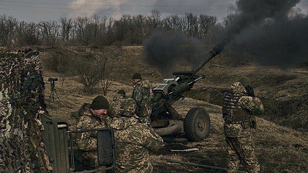 Ukrajint vojci stlej ze samohybn houfnice na rusk pozice pobl Bachmutu, msta nejt잚ch boj. Donck oblast, Ukrajina. (7. bezna 2023)