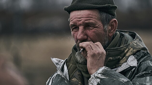 Ukrajinsk vojk kou na frontov linii pobl Bachmutu, msta nejt잚ch boj. Donck oblast, Ukrajina. (7. bezna 2023)