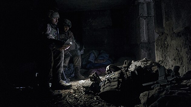 Ukrajint vojci odpovaj v krytu pobl Bachmutu. (7. bezna 2023)