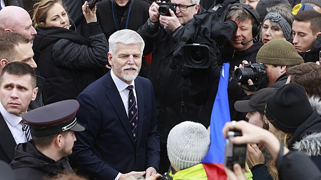 Prezident Petr Pavel proch�z� �pal�rem. (9. b�ezna 2023)