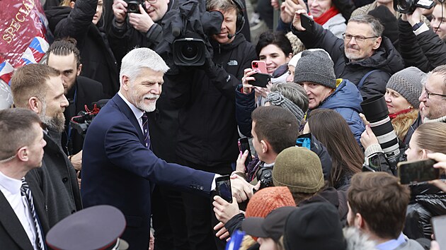 Polo�en� kv�tin k so�e T. G. Masaryka vyu�il Pavel k pozdraven� se s voli�i