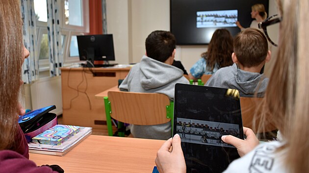 Žáci Základní školy Heyrovského v Olomouci testují v hodinách aplikaci Glitr, která vznikla na Univerzitě Palackého v Olomouci.