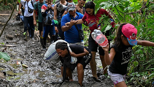 Migranti míří přes pás Darién mezi Kolumbií a Panamou v naději, že se dostanou...