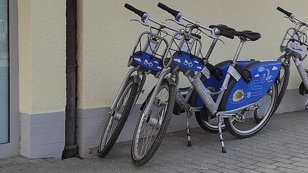Do ulic Jihlavy celkem 112 sdílených kol společnosti Nextbike přibylo loni. Mechanické bicykly s osmi převody a zabudovanou GPS si lidé mohou půjčit na první čtvrthodinu zdarma, delší čas pak hradí dle ceníku. Celodenní ježdění vyjde na tři stovky.
