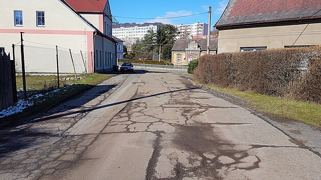 Silnice v Jandečkově ulici není v dobrém stavu.