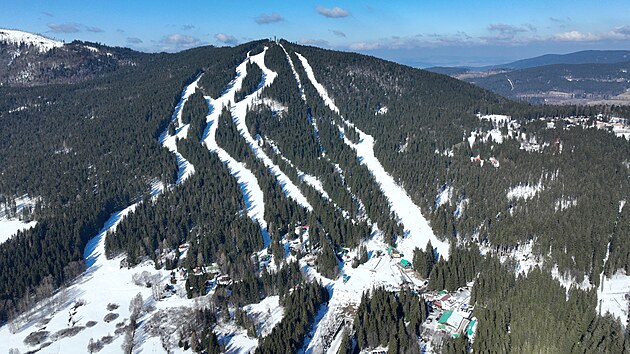 �umavsk� �pi��k se letos m��e pochlubit kompletn� nov�m z�zem�m s novou p�j�ovnou ly�� i prostorem pro ly�a�skou �kolu.