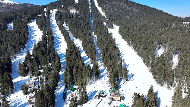 Sjezdovky na �umavsk�m �pi��ku oslov� hlavn� sportovn� zalo�en� ly�a�e.