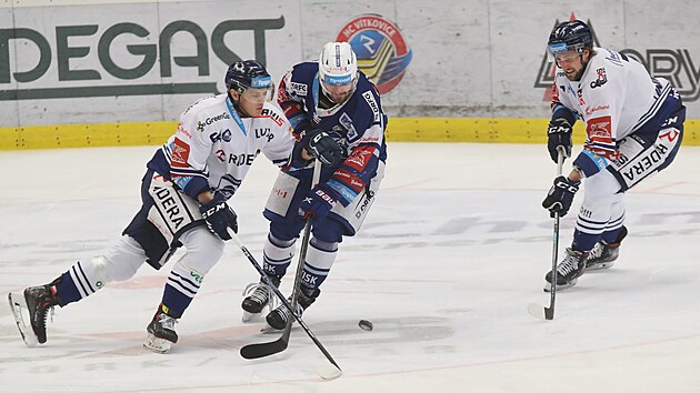 V�tkovick� obr�nce Patrik Koch (vlevo) v souboji s brn�nsk�m bekem Janem ��otkou