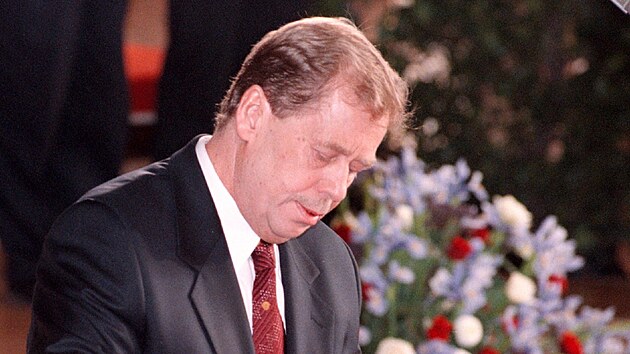Havel podepisuje svoji dal inauguraci v roce 1998