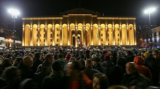 Ped gruznskm parlamentem protestuj lid proti spornmu zkonu. (8. bezna 2023)