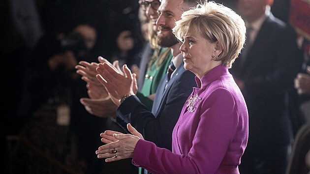 P�i inauguraci uchv�tila budouc� prvn� d�ma v�echny p��tomn� ve dvoud�ln�ch...