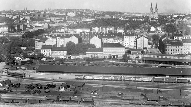 Pohled p�es sm�chovsk� n�dra�� na Vy�ehrad s kostelem sv. Petra a Pavla, vlevo Vinohrady. Sn�mek z �ervence 1936.