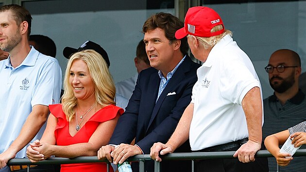 Vlivný moderátor stanice Fox News Tucker Carlson po boku amerického exprezidenta Donalda Trumpa (1. srpna 2022)