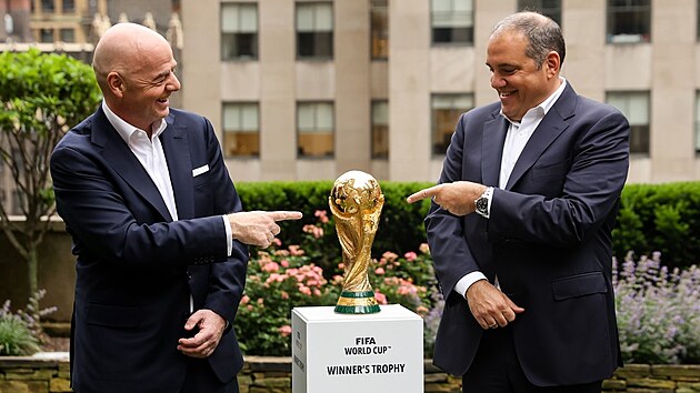 Gianni Infantino, prezident FIFA, a Victor Montagliani, f CONCACAF, fotbalov asociace Severn, Stedn Ameriky a Karibiku, pzuj s trofej pro vtze mistrovstv svta.