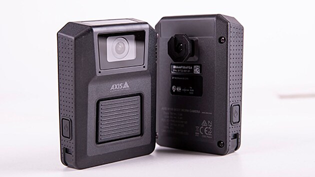 Nová kamera s možností online přenosu, kterou začnou nosit ostravští strážníci.