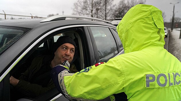 Lotyšsko začalo vysílat auta zabavená opilým řidičům na Ukrajinu. (8. března 2023)