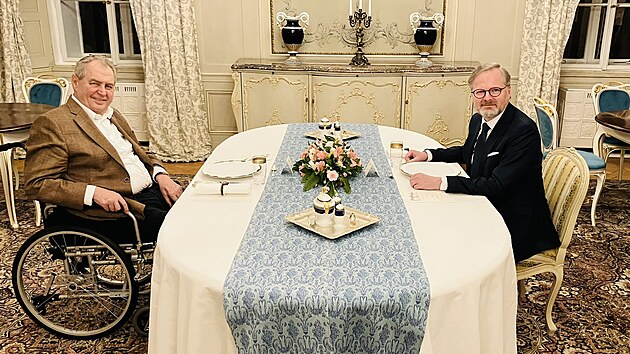 Premiér Petr Fiala se na zámku v Lánech louí oficiáln s konícím prezidentem...