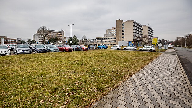 Na městských pozemcích u Fakultní nemocnice v Hradci Králové mají vyrůst dva parkovací domy. (14. 2. 2023)