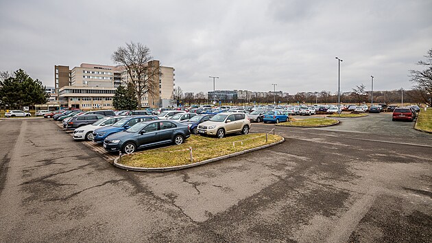Na městských pozemcích u Fakultní nemocnice v Hradci Králové mají vyrůst dva parkovací domy. (14. 2. 2023)