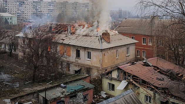 Pohled na budovy města Bachmut zničené ruským vojenským úderem (27. února 2023)
