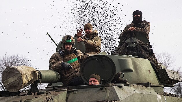 Ukrajint vojci v samohybn houfnici pobl frontovho msta Bachmut (27. nora 2023)
