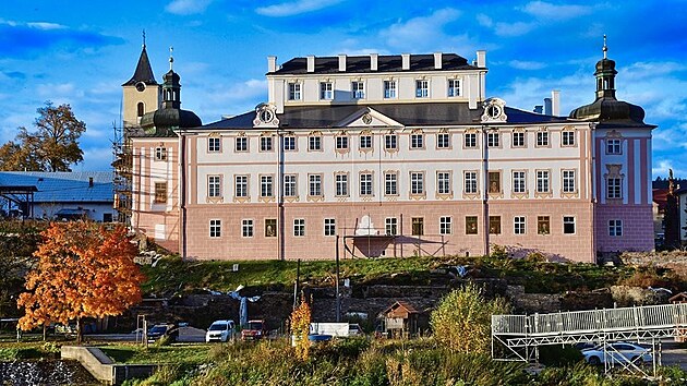 Z�meck� are�l v K�cov� je jedine�nou uk�zkou barokn� stavby inspirovan� italsk�mi vlivy. Na fotce z�mek po oprav� st�e�n�ho pl�t� a fas�dy.