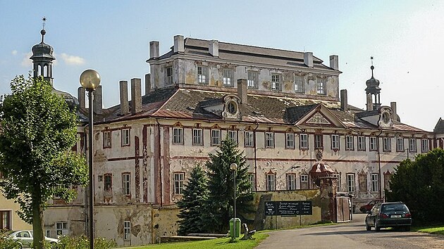 Zámecký areál v Kácově je jedinečnou ukázkou barokní stavby inspirované italskými vlivy. Na fotce zámek před opravou střešního pláště a fasády.