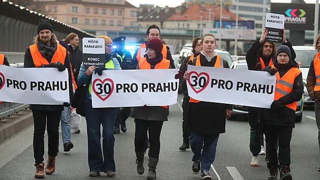 Veejn pochod aktivist z organizace Posledn generace s poadavkem snit rychlost v Praze na 30 km/h a upozornit na klimatick kolaps. (8. bezna 2023)