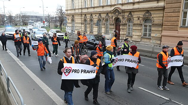 Veejn pochod s poadavkem snit rychlost v Praze na 30 km/h a upozornit na klimaticky kolaps. (8. bezna 2023)