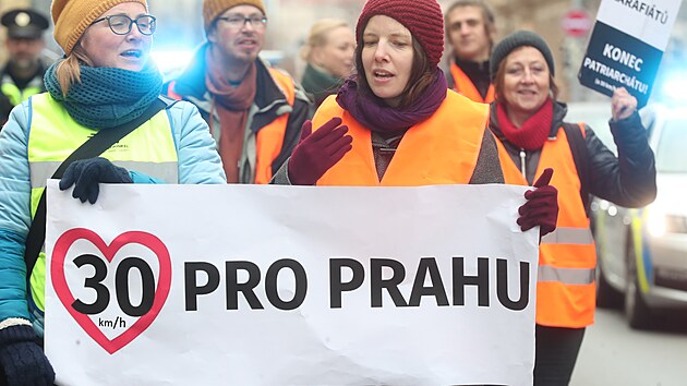 Veejn pochod s poadavkem snit rychlost v Praze na 30 km/h a upozornit na klimaticky kolaps. (8. bezna 2023)