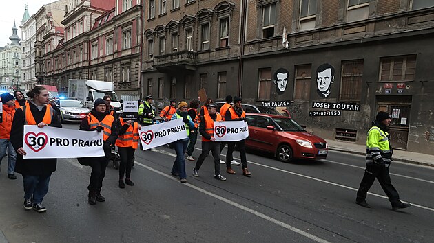 Veejn pochod s poadavkem snit rychlost v Praze na 30 km/h a upozornit na klimaticky kolaps. (8. bezna 2023)