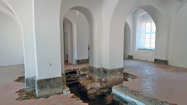 Přípravu nové expozice na zámku Kynžvart zahájily stavební úpravy interiéru.