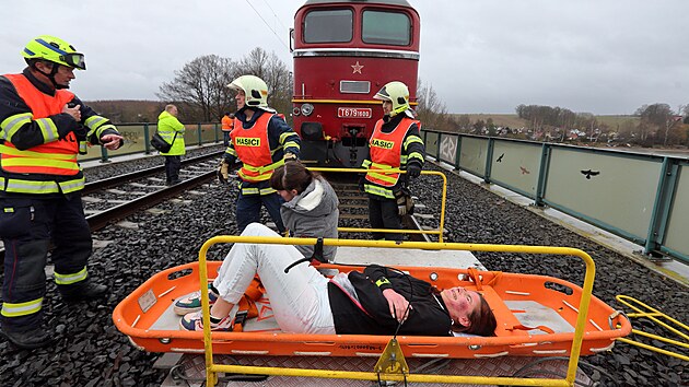 Cvičení složek IZS Karlovarského kraje při simulaci železniční nehody na trati u Chebu.