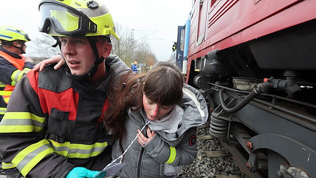 Cvien sloek IZS Karlovarskho kraje pi simulaci eleznin nehody na trati u Chebu.