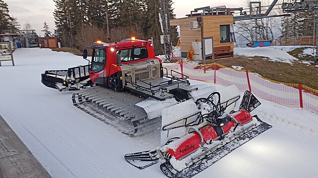 Motor m� v�kon 320 kW a 435 kon�. Rolba disponuje inovovanou fr�zou, kter� l�pe upravuje sn�h. Radlice je uzp�sobena na p�evoz sn�n�ch d�l. Jej� hmotnost i s p�sy je v�ce ne� osm tun a jej� stabilitu ve strm�m ter�nu zaji��uje �estistup�ov� p�s.