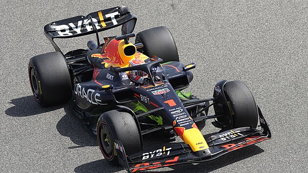 Dvojnsobn mistr svta Max Verstappen a jeho nov RB19 na testech v Bahrajnu.