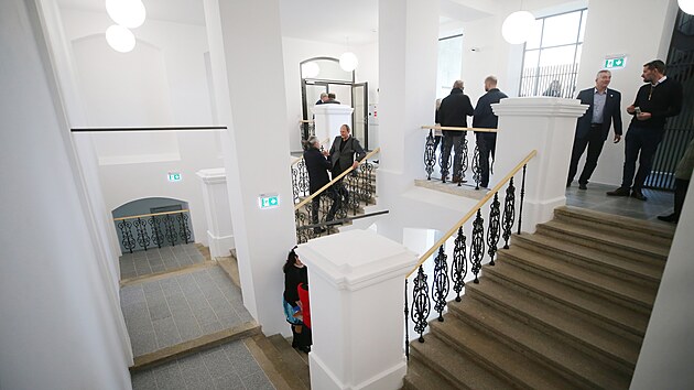 Návštěvníky ve škole zaujme také obnovené původní zdobené schodiště.