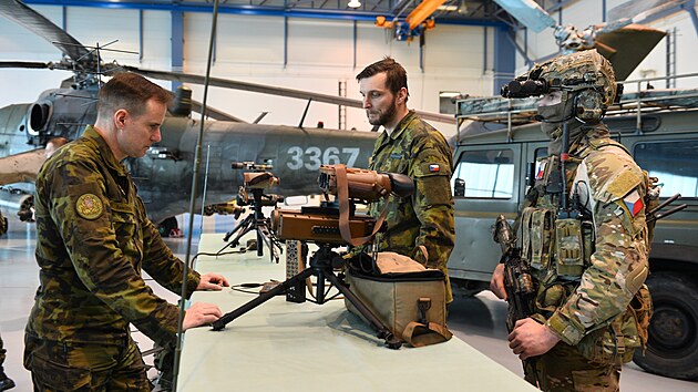 Návštěva náčelníka generálního štábu Karla Řehky a velitele vzdušných sil Petra Čepelky u 22. základny vrtulníkového letectva v Náměšti nad Oslavou.