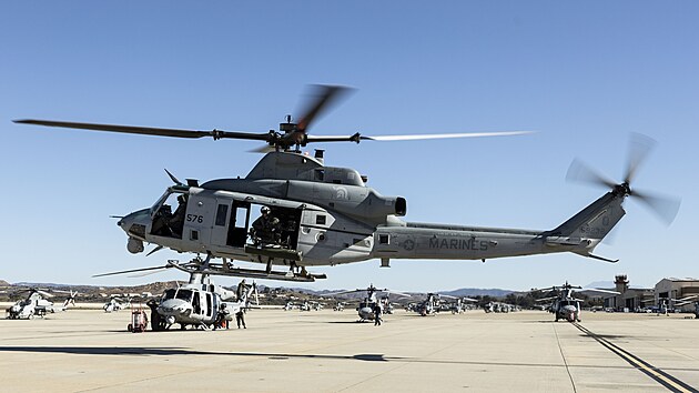 Vcvik eskch armdnch pilot na novch americkch vrtulncch v USA.