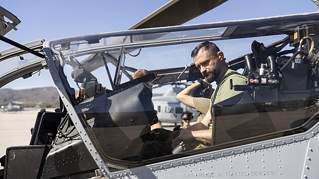 V�cvik �esk�ch arm�dn�ch pilot� na nov�ch americk�ch vrtuln�c�ch v USA.