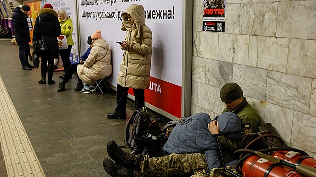 Lidé se ukryli ve stanici metra během ruského raketového útoku v Kyjevě na Ukrajině (9. března 2023)