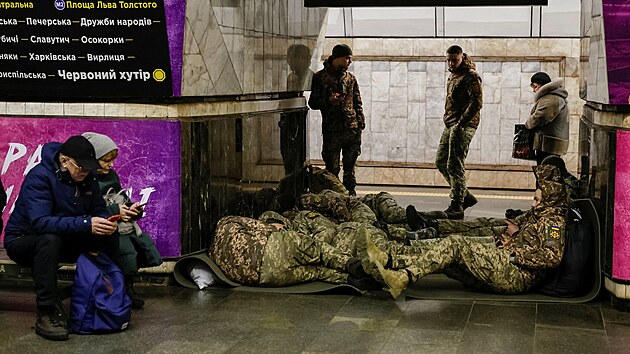 Lid v Kyjev se bhem ruskho raketovho toku ukryli ve stanici metra. (9. bezna 2023)