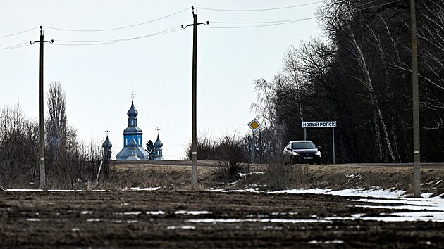 Pohled na jednu z vesnic v Brjansk oblasti, asi kilometr od hranic s Ukrajinou. (3. bezna 2023)