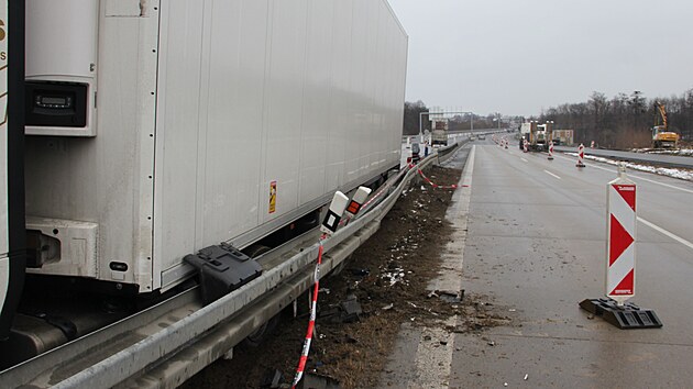 Policisté vyjížděli u Frýdku-Místku k nehodě kamionu, který narazil do středových vozidel. Řidiči naměřili čtyři promile.