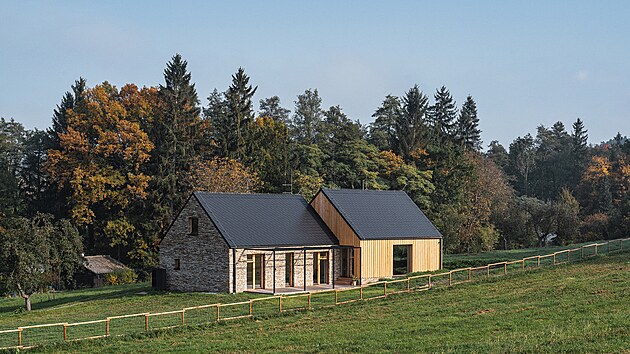 Rodinný dům s tvary venkovské archetypální architektury tvoří dvě pohledově odlišné, ale navzájem se podporující části.