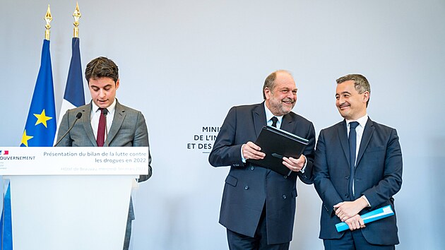Francouzsk ministr vnitra Grald Darmanin (vpravo), ministr spravedlnosti ric Dupond-Moretti a ministr pro rozpoet Gabriel Attal (vlevo) pedstavuj spchy boje proti drogm v roce 2022. (1. bezna 2023)