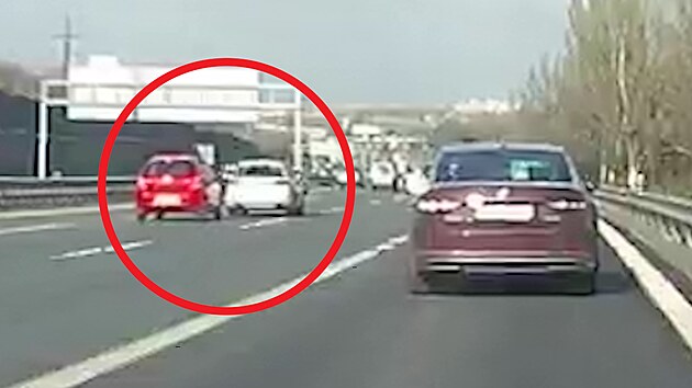 Řidič bílého kombíku málem způsobil na dálnici D1 u Prahy nehodu.